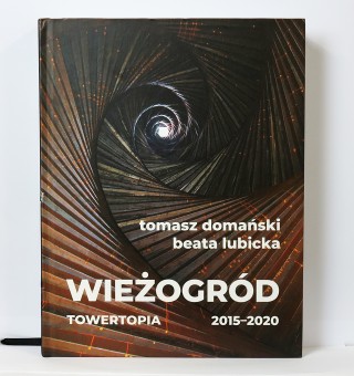 Wieżogród pomiędzy rzeźbą a architekturą